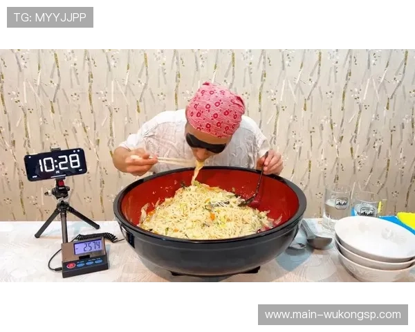 冯彦哲，训练馆里像武士，饭桌上秒变大胃王，谁想到这差距这么大？