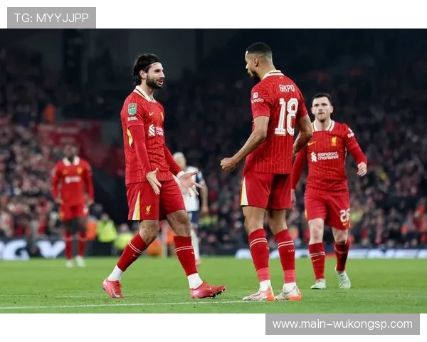 斯特林与萨拉赫在反击推进中出现角色分化：前者更倚重边路爆点，后者转向内切终结