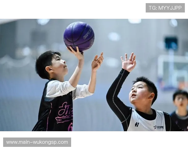 手抛球规则：界外球必须双手持球从头后经头顶掷出